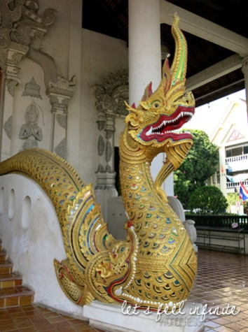 Wat Chedi Luang - Dragon à l'entrée