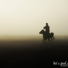 Cavalier dans la brume au pied du Mont Bromo