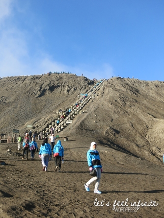 Escaliers pour accéder au cratère du Mont Bromo